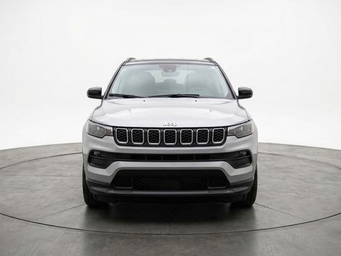 Used 2025 Jeep Compass Latitude image 2