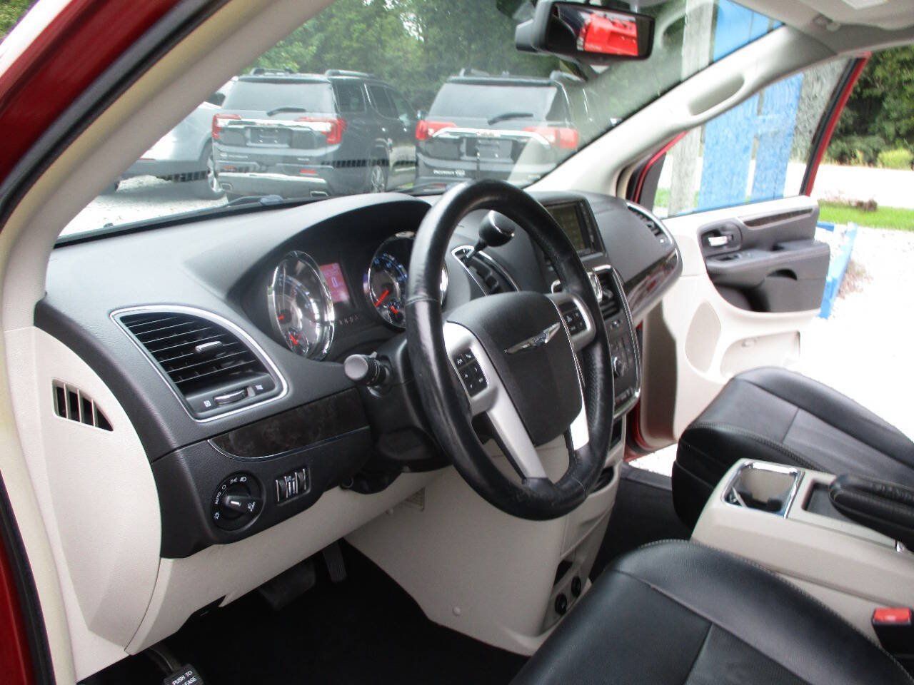Used 2015 Chrysler Town & Country Touring-L w/ Driver Convenience Group FWD image 20