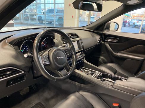 Used 2017 Jaguar F-PACE Premium image 10