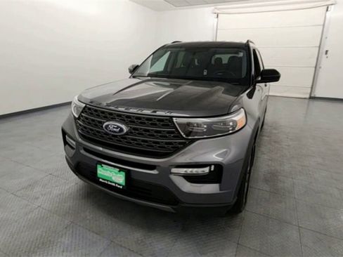 Used 2022 Ford Explorer XLT w/ Equipment Group 202A image 3