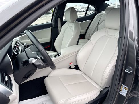 Used 2025 Genesis G70 2.5T image 5