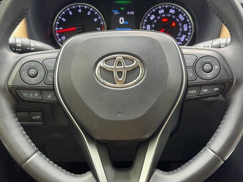 Used 2020 Toyota RAV4 XLE Premium image 19