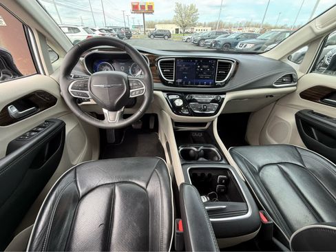 Used 2023 Chrysler Pacifica Limited FWD image 11