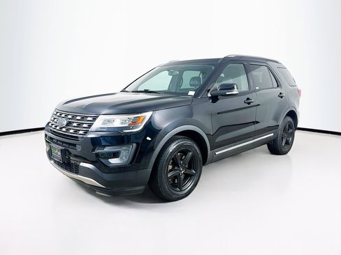 Used 2017 Ford Explorer XLT w/ Equipment Group 202A AWD/4WD image 3