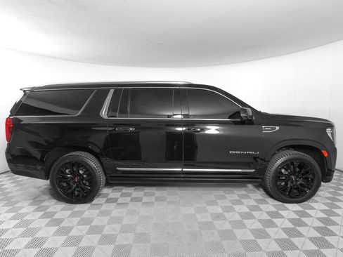 Used 2021 GMC Yukon XL Denali w/ Denali Ultimate Package AWD/4WD image 3
