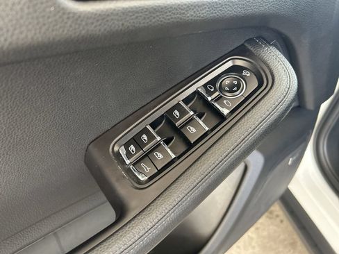 Used 2022 Porsche Macan AWD/4WD image 38