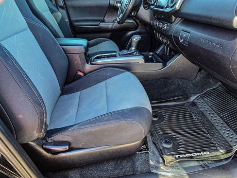 Used 2020 Toyota Tacoma TRD Off-Road image 38