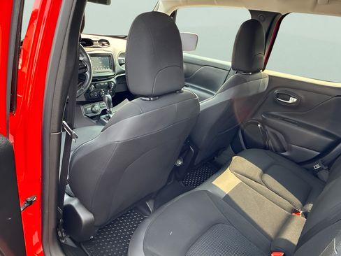 Used 2018 Jeep Renegade Altitude AWD/4WD image 30