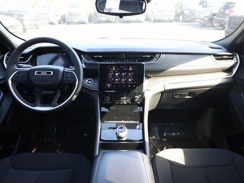 Used 2024 Jeep Grand Cherokee Laredo X image 13