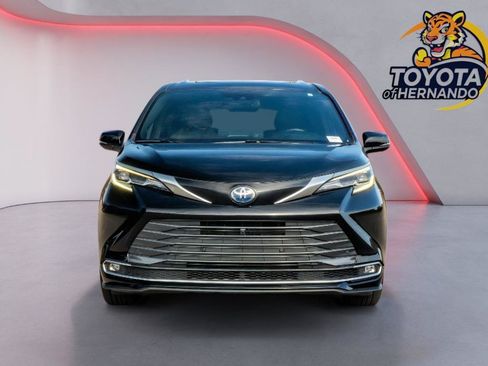 Used 2025 Toyota Sienna Platinum AWD/4WD image 2