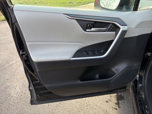 Used 2023 Toyota RAV4 XLE Premium image 12