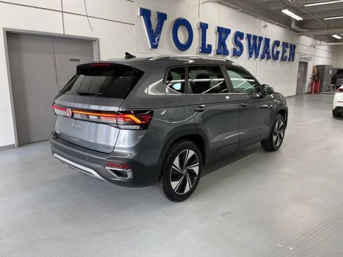 Used 2025 Volkswagen Taos SE AWD/4WD image 4