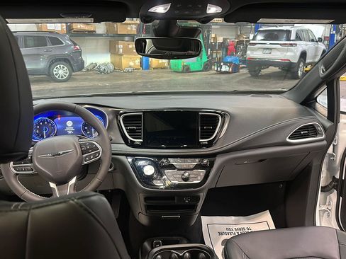 Used 2026 Chrysler Pacifica Select AWD/4WD image 27