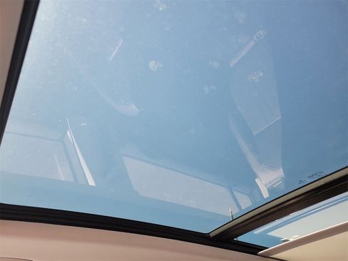 Used 2022 Volkswagen Tiguan SE image 32