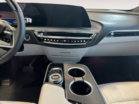 Used 2024 Cadillac Lyriq Luxury AWD/4WD image 9