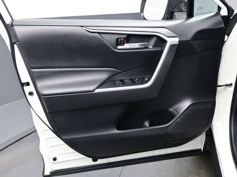 Used 2022 Toyota RAV4 XLE image 9