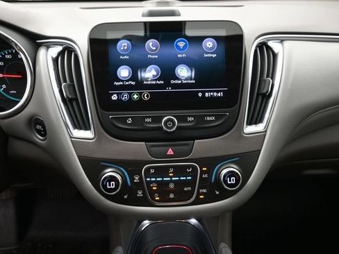 Used 2019 Chevrolet Malibu LT w/ Leather Package FWD image 4