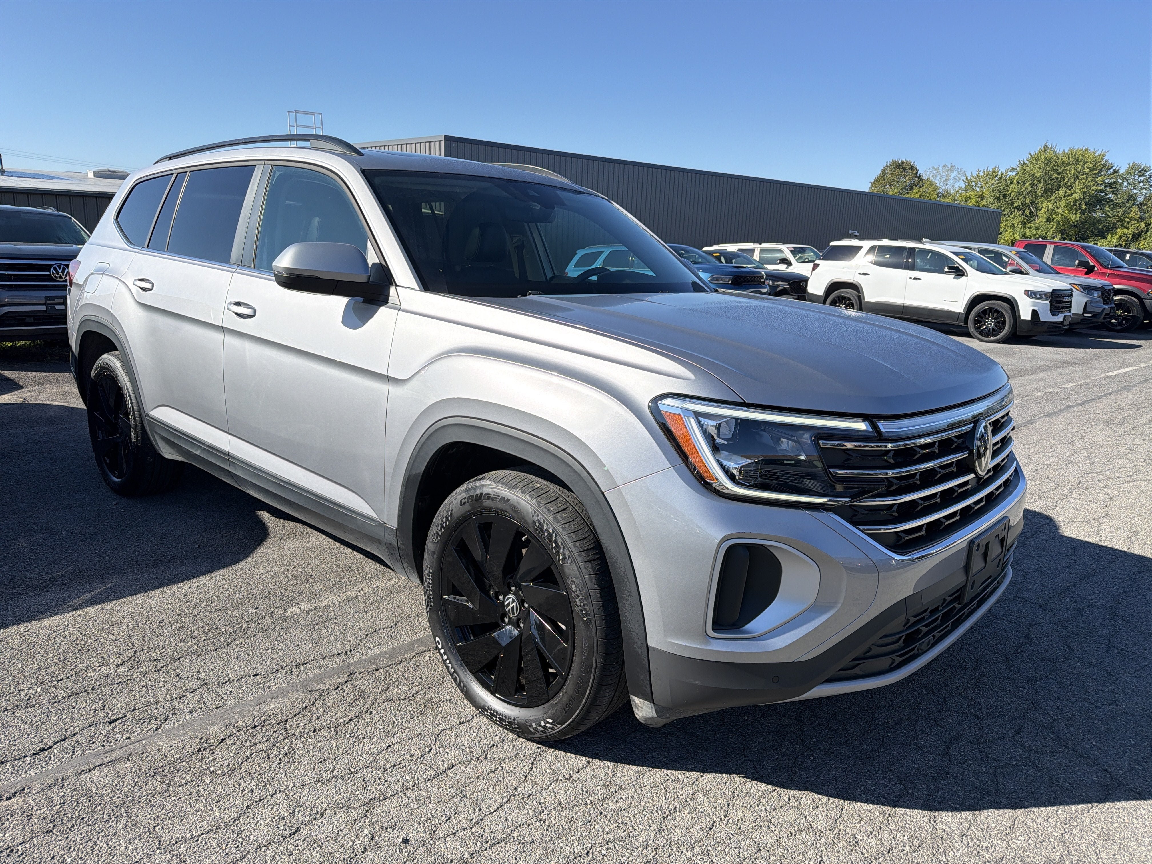 Used 2024 Volkswagen Atlas SE w/ Panoramic Sunroof Package AWD/4WD image 2