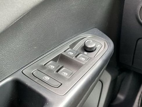 New 2026 Volkswagen Taos SE image 18