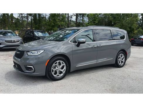 Used 2023 Chrysler Pacifica Limited FWD image 5