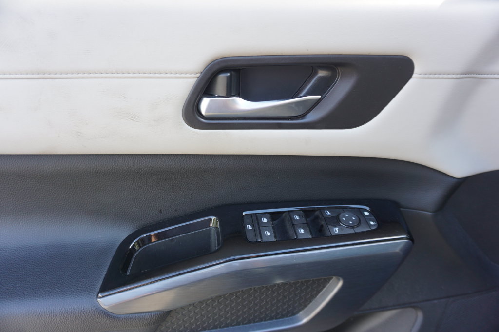 Used 2024 Nissan Pathfinder SL w/ SL Premium Package FWD image 4