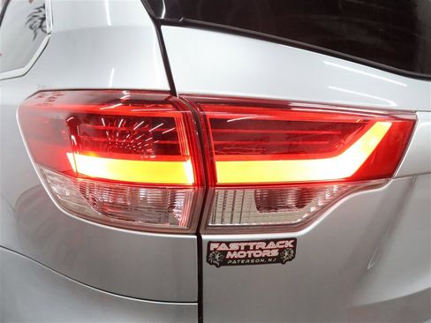 Used 2018 Toyota Highlander XLE AWD/4WD image 11