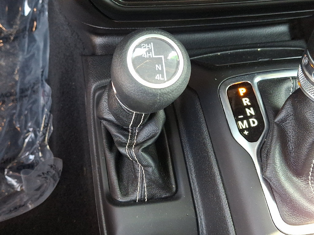 Used 2023 Jeep Wrangler Unlimited Sahara AWD/4WD image 23