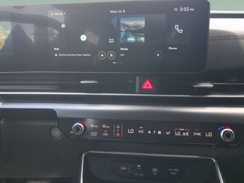 Used 2025 Kia Carnival FWD image 10