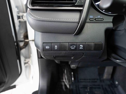 Used 2024 Toyota Camry SE image 11