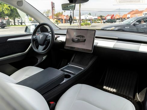 Used 2023 Tesla Model Y Performance AWD/4WD image 26