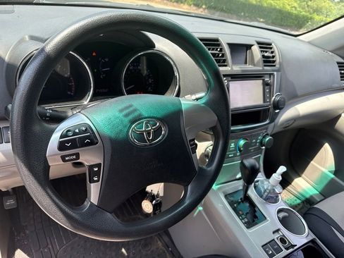 Used 2013 Toyota Highlander Plus AWD/4WD image 9