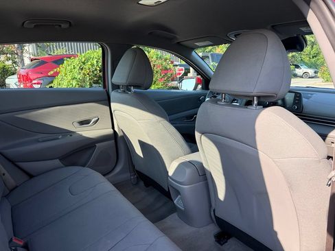 Certified 2025 Hyundai Elantra SE FWD image 32