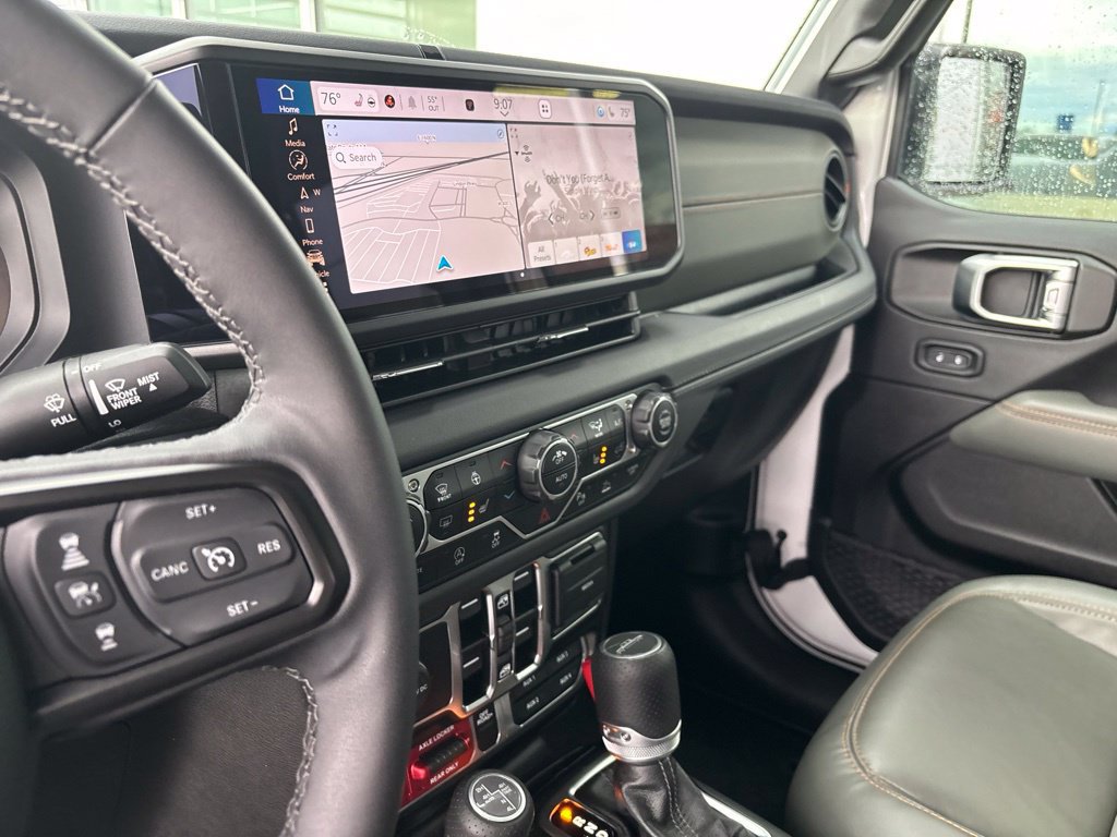 Used 2025 Jeep Gladiator Mojave AWD/4WD image 9