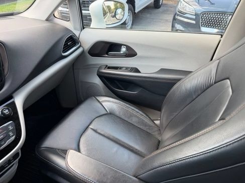 Used 2017 Chrysler Pacifica Touring-L FWD image 11