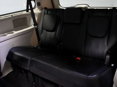 Used 2016 Chrysler Town & Country Touring FWD image 22