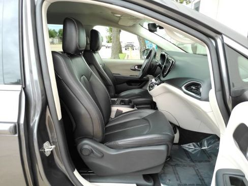 Used 2023 Chrysler Pacifica Touring-L FWD image 22