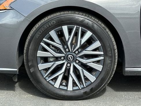 Used 2025 Nissan Altima 2.5 SV FWD image 32