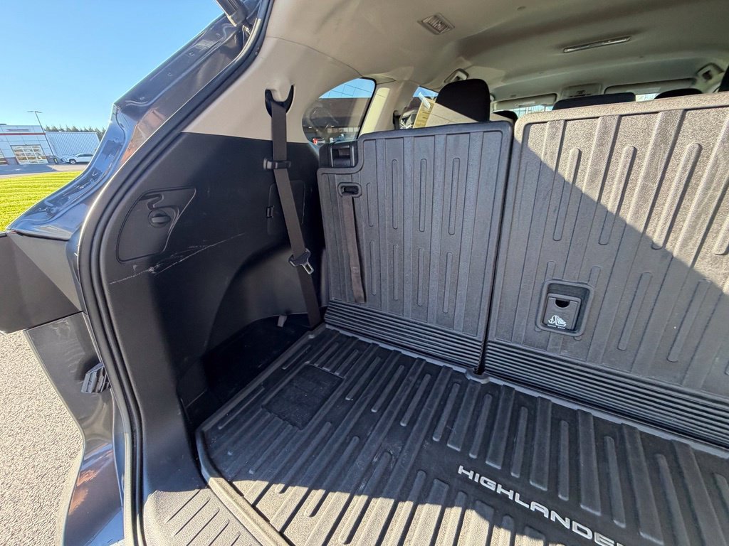 Used 2021 Toyota Highlander LE AWD/4WD image 46