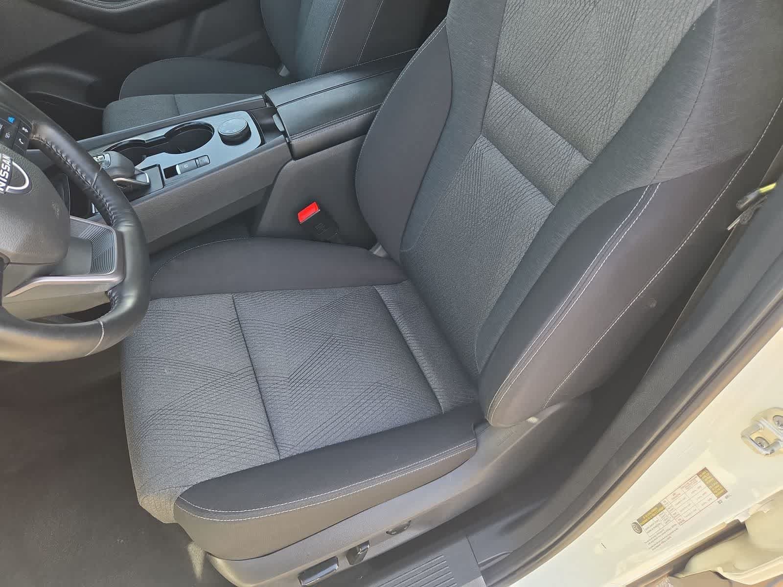 Used 2025 Nissan Rogue SV AWD/4WD image 16