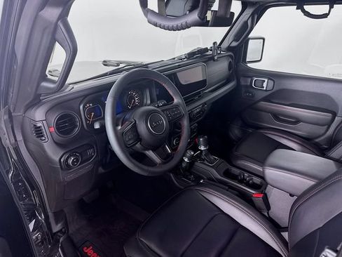 Used 2024 Jeep Gladiator Rubicon AWD/4WD image 13