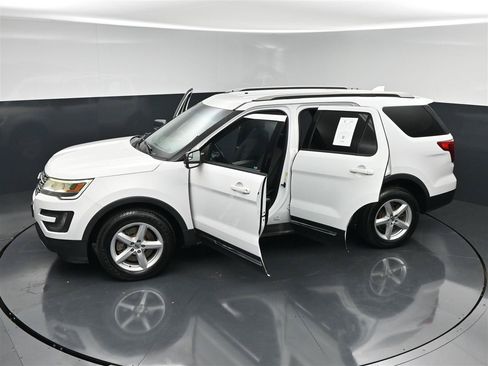 Used 2016 Ford Explorer XLT AWD/4WD image 30