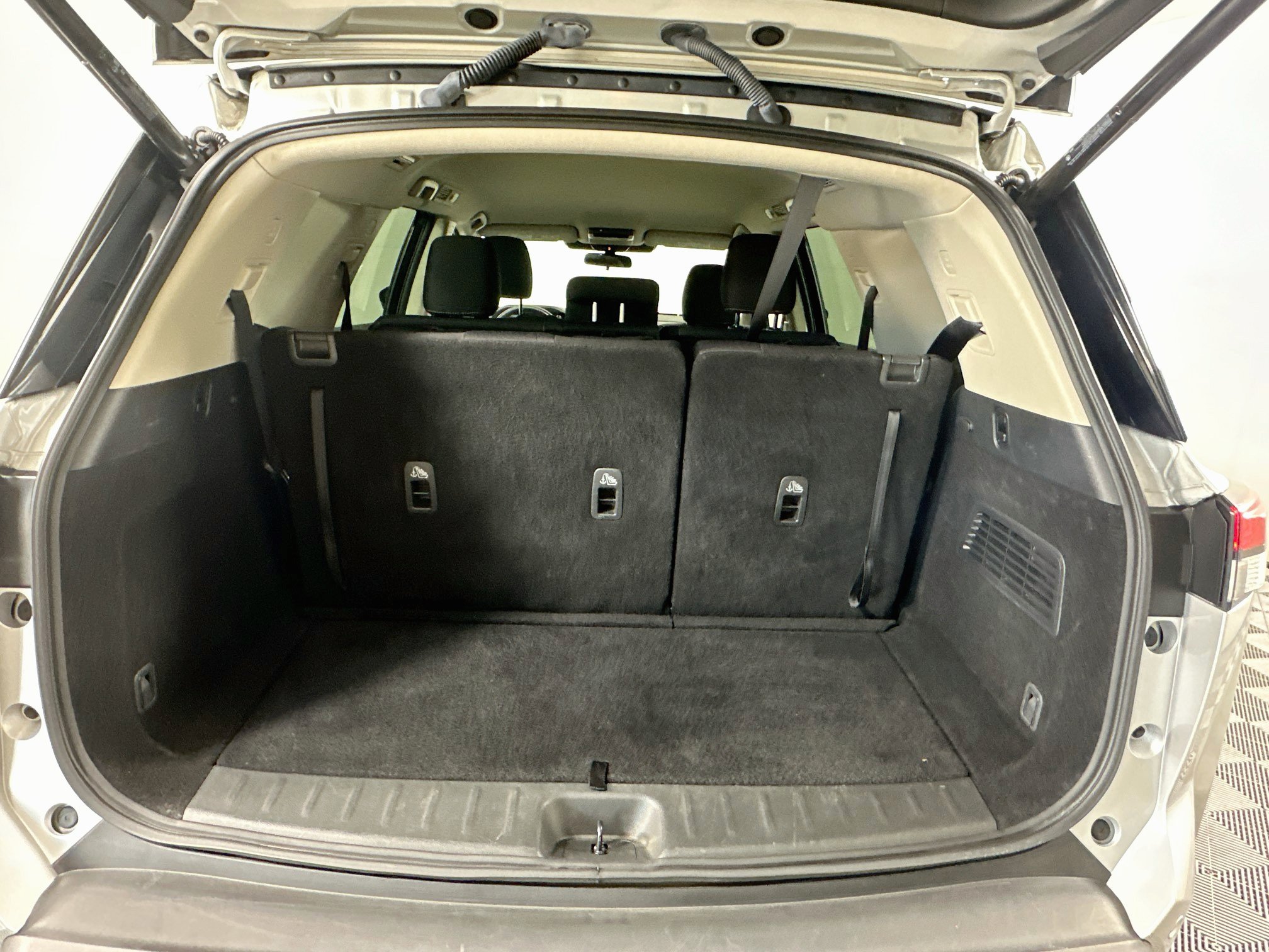 Used 2025 Nissan Pathfinder SV FWD image 28