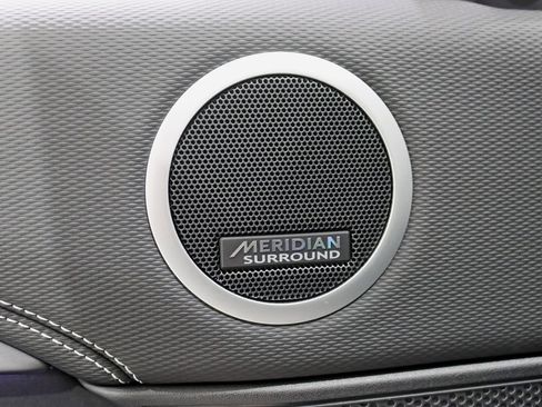 Used 2024 Land Rover Discovery Dynamic SE AWD/4WD image 35
