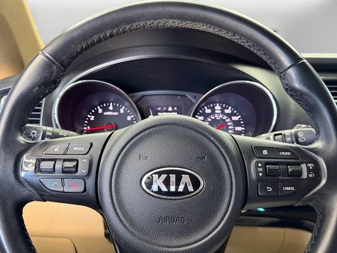 Used 2017 Kia Sedona LX w/ LX Essentials Premium Package FWD image 18