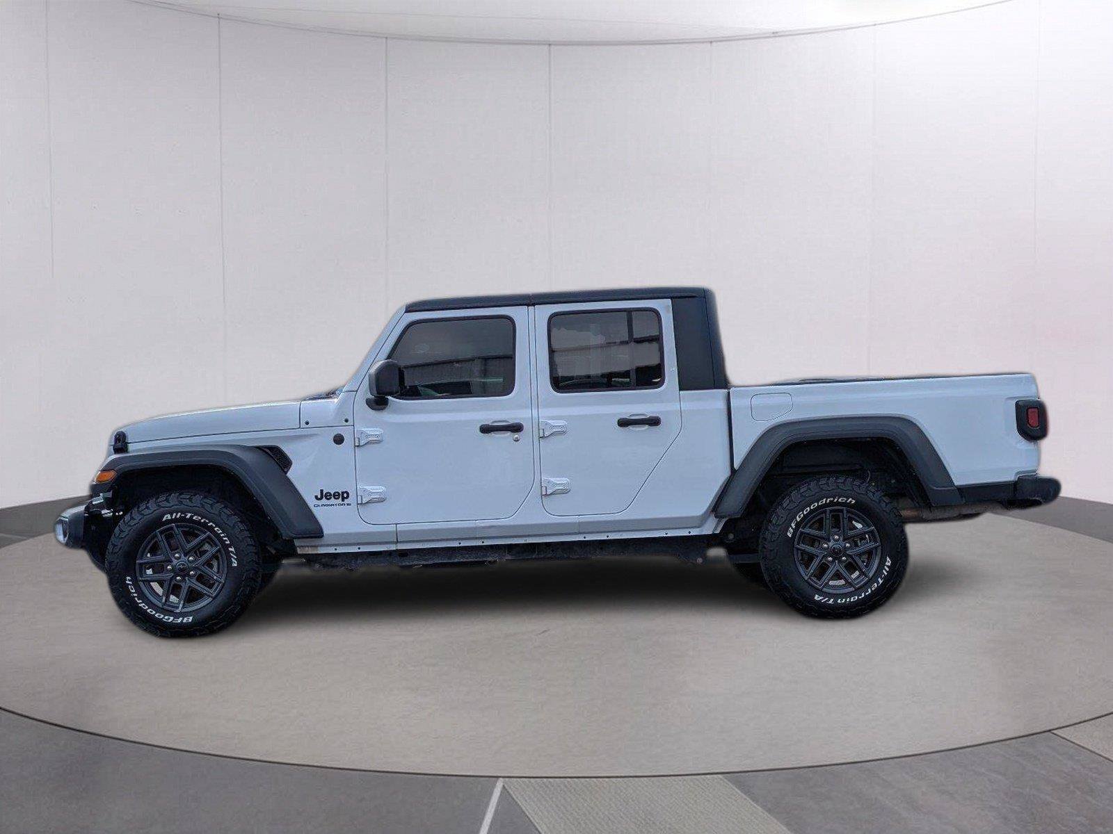 Used 2025 Jeep Gladiator Sport AWD/4WD image 2