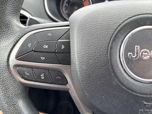 Used 2019 Jeep Cherokee Latitude w/ Popular Appearance Group image 18