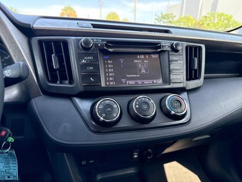 Used 2018 Toyota RAV4 LE FWD image 16