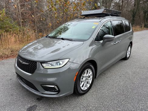 Used 2022 Chrysler Pacifica Touring-L image 2