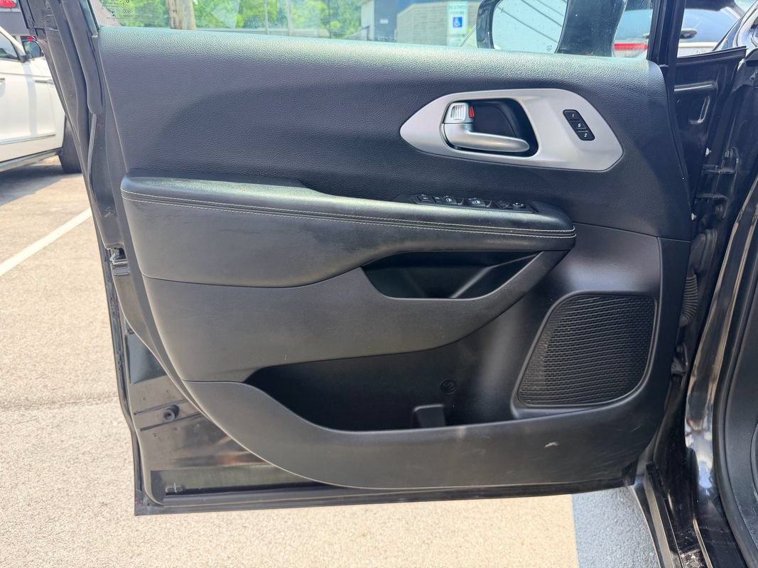 Used 2020 Chrysler Pacifica Touring-L w/ S Appearance Package FWD image 24