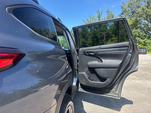 Used 2020 Toyota Highlander XLE AWD/4WD image 21